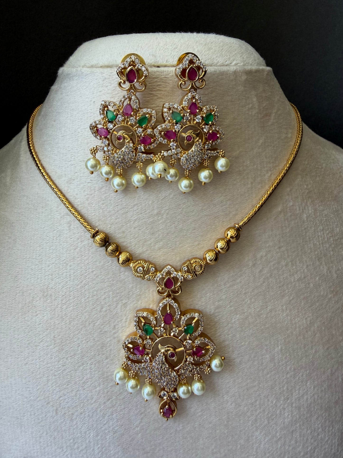 Elegant Victorian Floral Pendant Necklace with Earrings