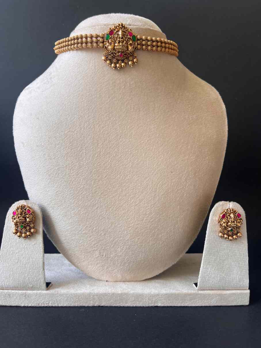 Premium kemp choker with bead drops