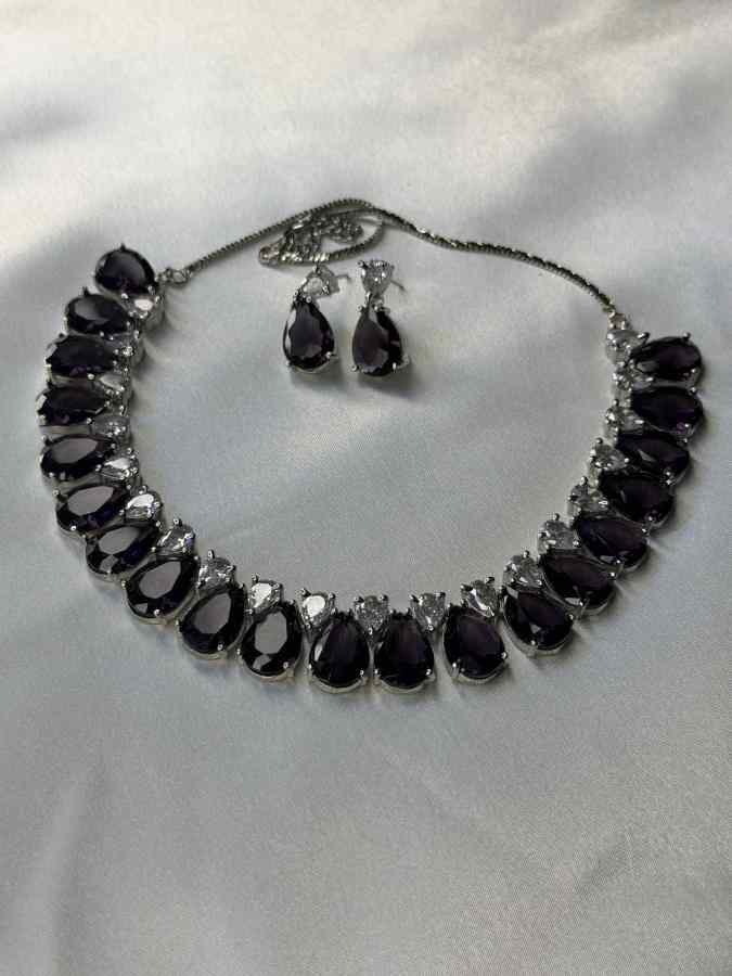 Pretty AD/Victorian Necklace Dark Purple Colour