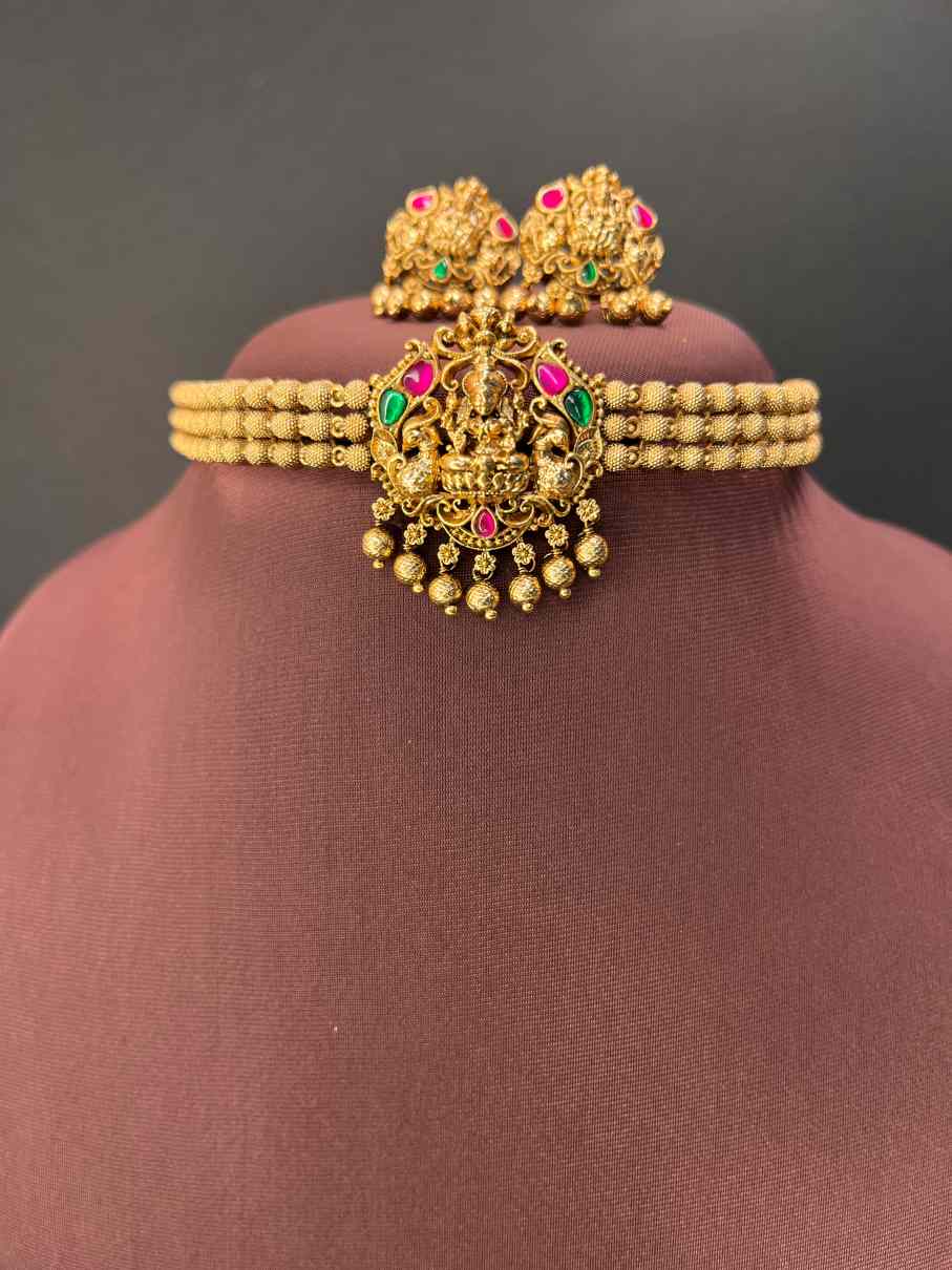 Premium kemp choker with bead drops