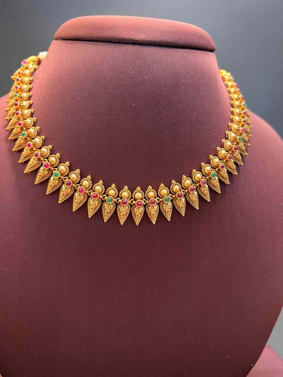 Simple and premium bridal short necklace