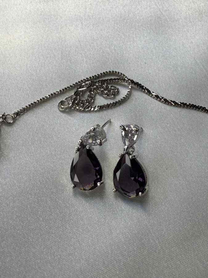Pretty AD/Victorian Necklace Dark Purple Colour